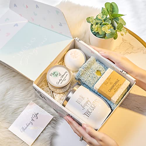 Arden Gift Set: Beauty essentials by Elizabeth Arden. - Image 2