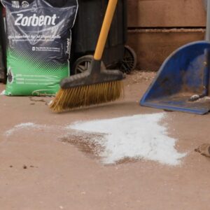Commercial – 1 Cubic Foot Bag Quickly Absorbs Up to 6 Gallons of Liquid, Replaces 98 lbs of Clay. Ideal for Industrial Spill Containment and Cleanup. Non-Toxic, All Surfaces