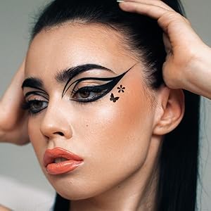black eyeliner