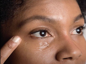 The lightweight eye gel cools skin to help reduce puffiness.